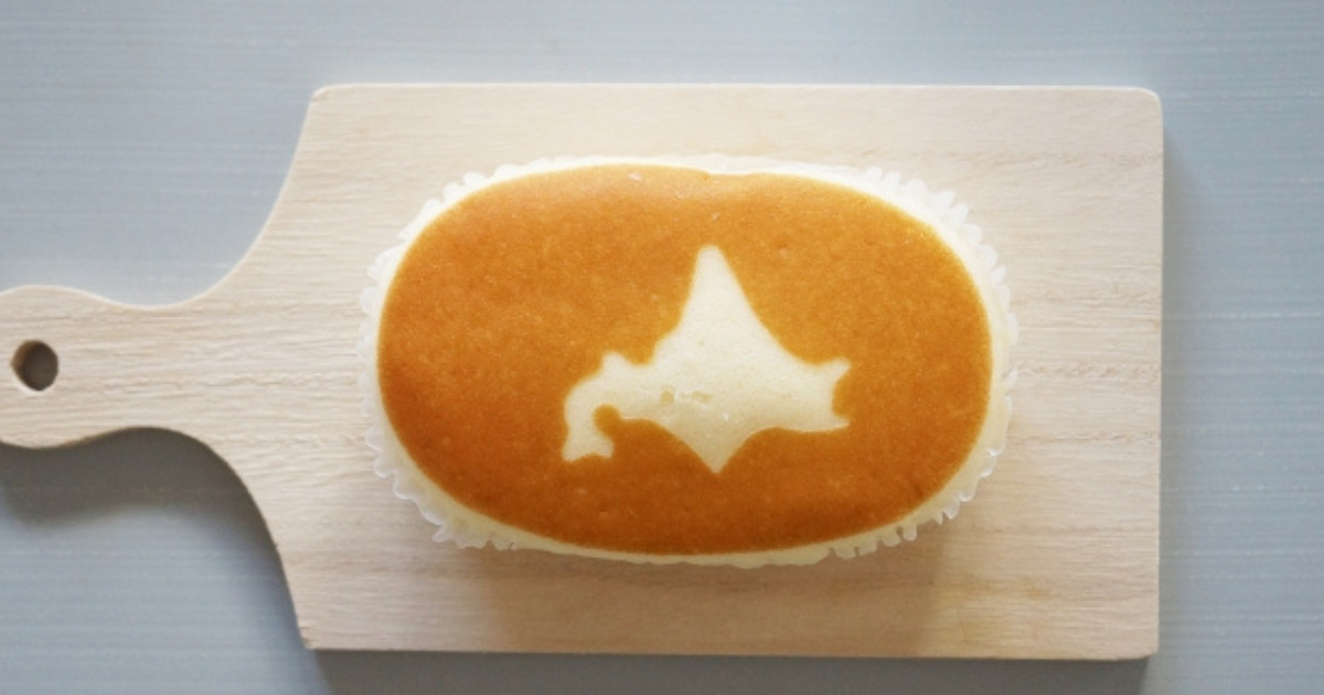 まな板にのった北海道産チーズ蒸しケーキ