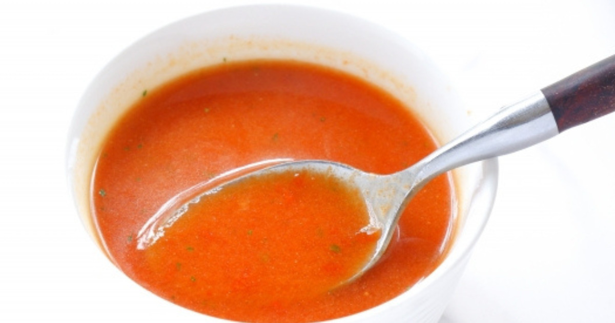 スプーンですくったトマトスープ